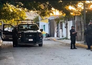 Atacan a balazos a 2 hombres en SM 67 de Cancún