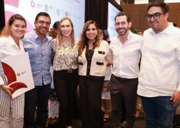 Asiste Atenea Gómez a entrega de reconocimientos a empresas turísticas