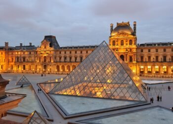 ATRACO EN EL LOUVRE: Roban joyas napoleónicas en un audaz golpe de siete minutos