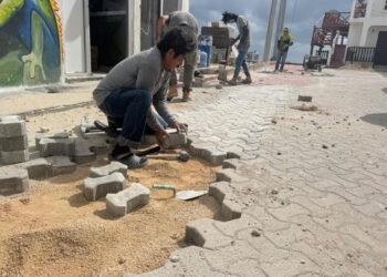 Avanza instalación de adocretos en centro de Isla Mujeres