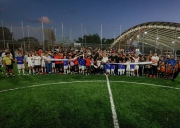Inaugura Ana Paty Peralta renovada cancha en la SM 221