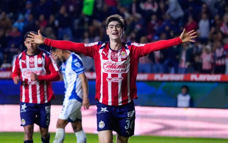 Armando González da el golpe de autoridad: Chivas con pie y medio en la liguilla