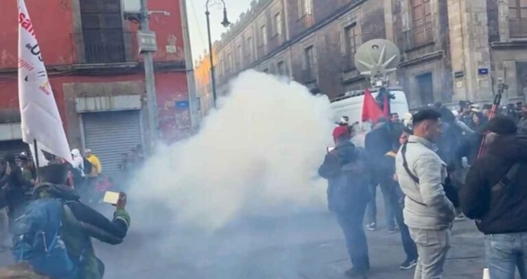 CNTE protesta Palacio Nacional 2025: maestros chocan con policías y acusan represión