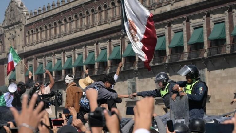 Generación Z: El gesto de paz que desafía la confrontación en el Zócalo