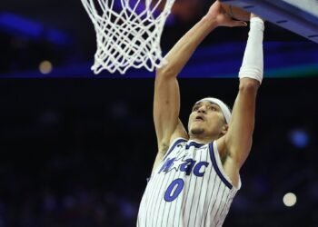 Noche de récords y furia: Anthony Black anota 31 en la paliza del Magic