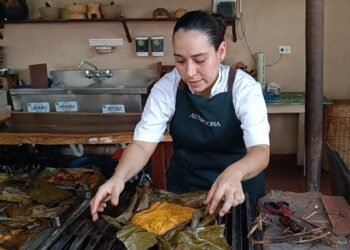 DÍA DE MUERTOS: El “pib”, tributo culinario a las almas (VIDEO)