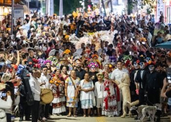 DIA DE MUERTOS: Abarrotan la Quinta Avenida con “Paseo de los Pixanes”