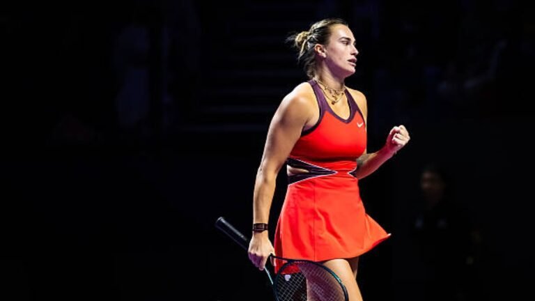 Sabalenka impone su dominio en el debut de las WTA Finals 2025