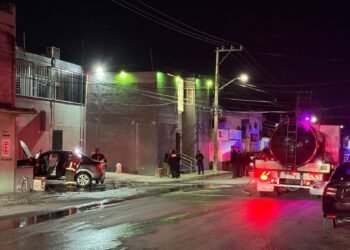 NOCHE DE TERROR: Extorsionadores rafaguean bar e incendian auto estacionando