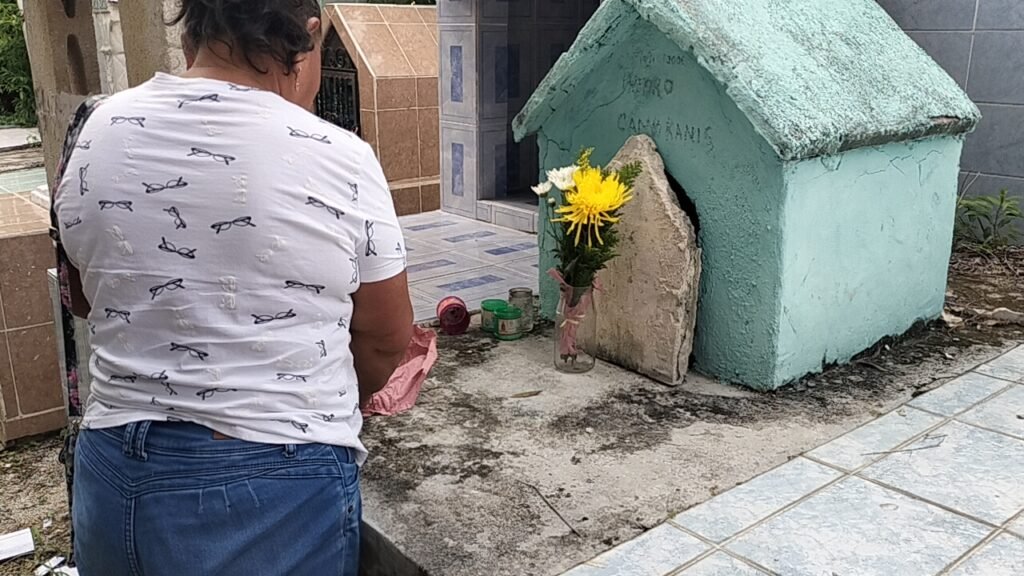 DÍA DE MUERTOS: Familias llenan de vida los panteones de Cancún 7 WhatsApp Image 2025 11 01 at 12.18.46 PM 1