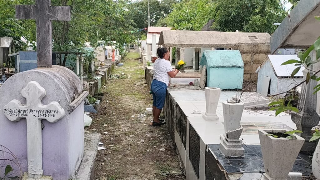 DÍA DE MUERTOS: Familias llenan de vida los panteones de Cancún 6 WhatsApp Image 2025 11 01 at 12.18.46 PM 2
