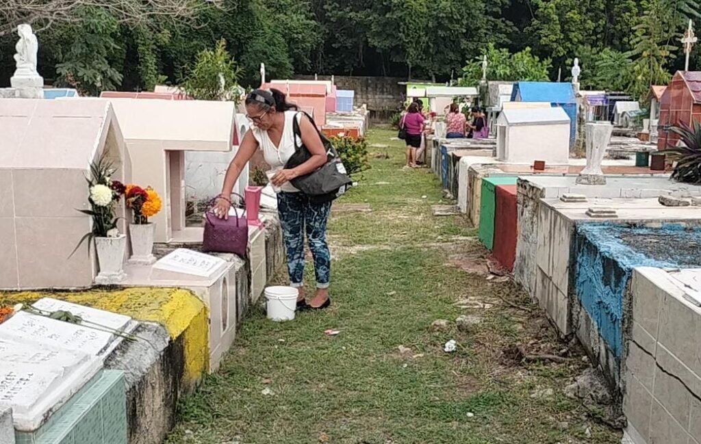 DÍA DE MUERTOS: Familias llenan de vida los panteones de Cancún 4 WhatsApp Image 2025 11 01 at 12.18.47 PM 1