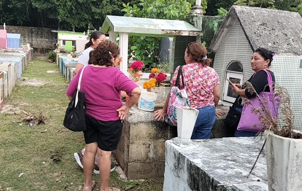 DÍA DE MUERTOS: Familias llenan de vida los panteones de Cancún 5 WhatsApp Image 2025 11 01 at 12.18.47 PM