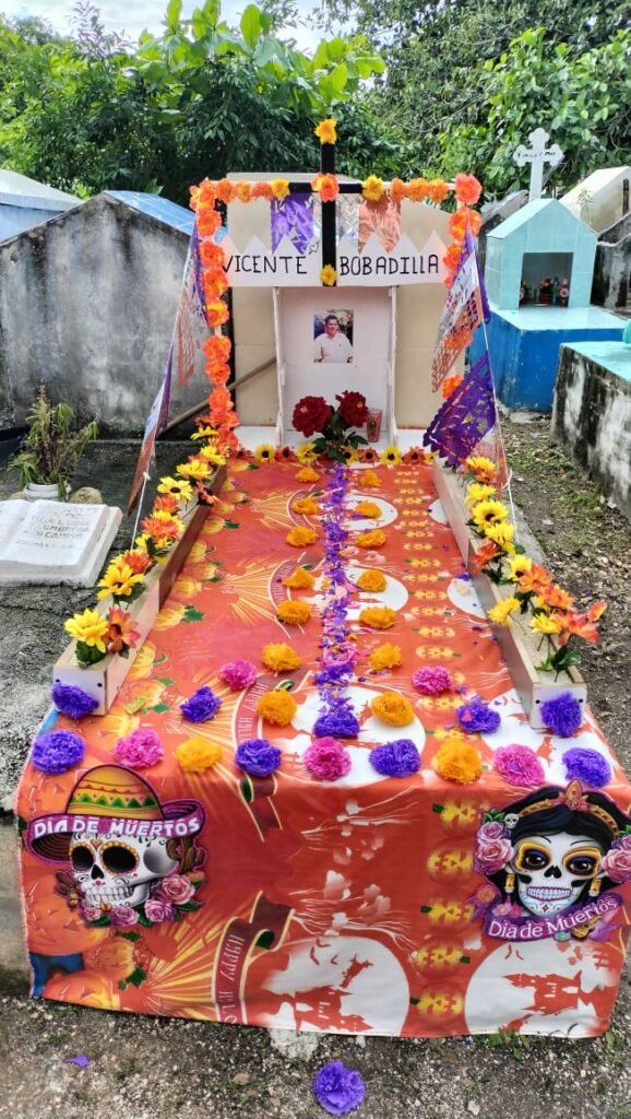 DÍA DE MUERTOS: Familias llenan de vida los panteones de Cancún 3 WhatsApp Image 2025 11 01 at 12.18.47 PM 2