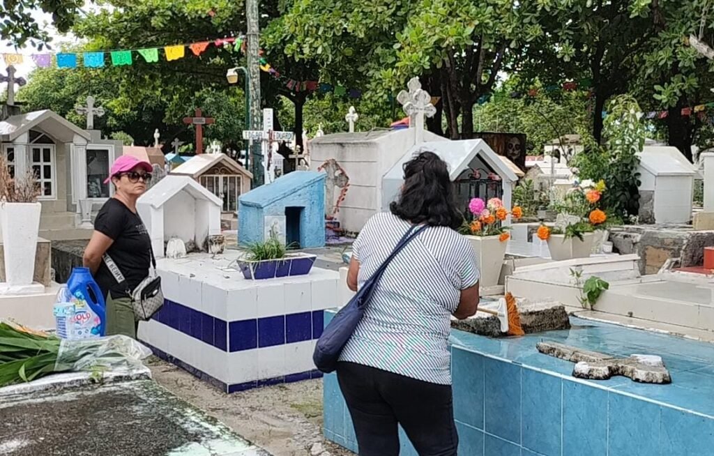 DÍA DE MUERTOS: Familias llenan de vida los panteones de Cancún 1 WhatsApp Image 2025 11 01 at 12.18.47 PM 4