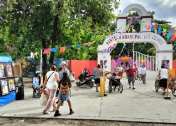 DÍA DE MUERTOS: Familias llenan de vida los panteones de Cancún