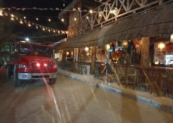 HOLBOX: Controlan fuga de gas en restaurante; no hubo heridos