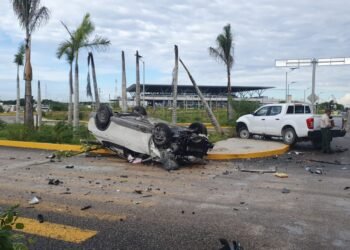 Resultan lesionadas dos personas tras accidente frente a la estación del Tren Maya de Cancún