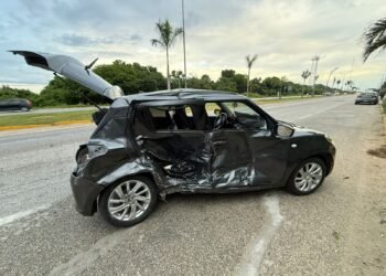 HAY UN LESIONADO: Choca automovilista contra taxi frente al hotel Barceló
