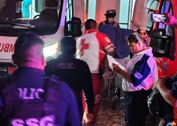 Hallan turista francés maniatado en Arco Vial; lo asaltaron y golpearon