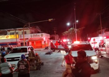 Motociclista queda prensado bajo camioneta tras accidente en la SM 103 de Cancún