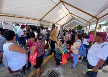 DESDE LA MADRUGADA: Cientos de familias acuden al preregistro de Vivienda para el Bienestar