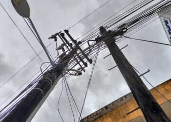 EN LA SUNYAXCHÉN: Alertan riesgo por poste a punto de caer en la SM 25