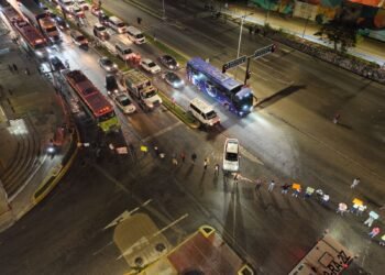 Bloquean pobladores bulevar Playa del Carmen para exigir liberación de líder detenido