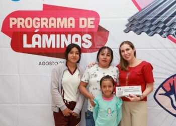 Entrega Atenea láminas a beneficiarios