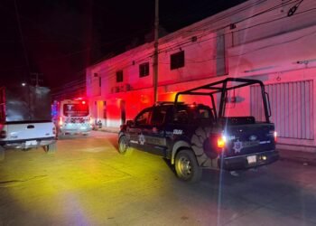 Balean a dos hombres en un taller mecánico