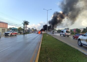 SINIESTRO VIAL: Deja accidente en bulevar Colosio un lesionado y dos vehículos incendiados