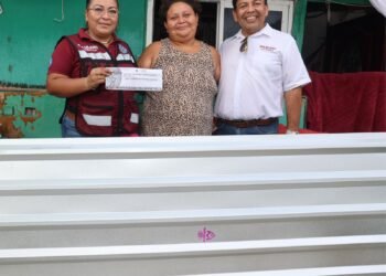 Continúa entrega de láminas de zinc a familias en Isla Mujeres