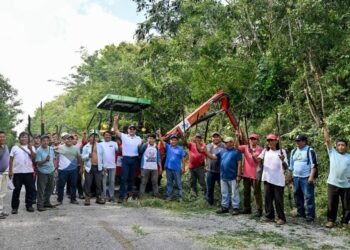 Suman esfuerzos para reparar camino de acceso a Zona Maya