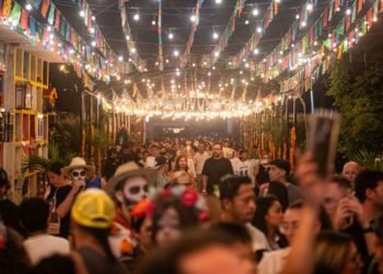 DÍA DE MUERTOS: Multitudinario “Paseo de los Pixanes” en Playa del Carmen