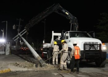 ISLA MUJERES: Inicia retiro definitivo de postes en avenida Rueda Medina