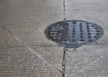 Mujer cae en alcantarilla sin reparar y señala a Aguakán