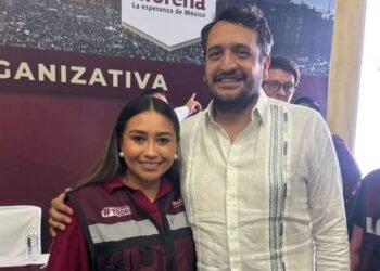 “Prohíbe” Andy López que le tomen fotos en aeropuerto de Cancún