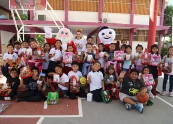 Continúa Atenea Gómez entrega de juguetes en escuelas de Isla Mujeres