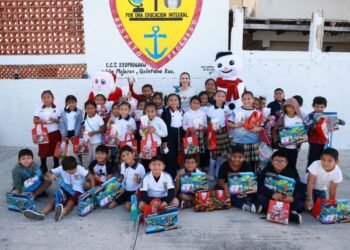 NAVIDAD EN TU ESCUELA: Lleva Atenea Gómez juguetes y alegría a niñez de Isla Mujeres