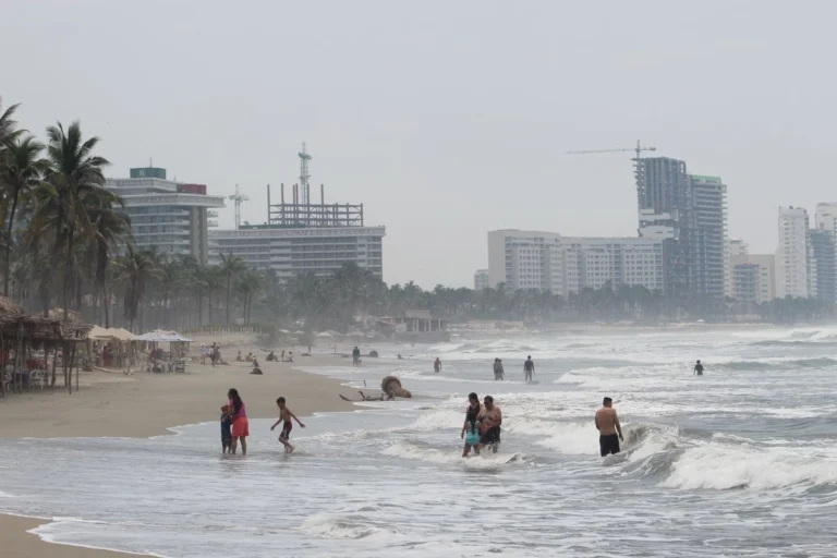 Acapulco 2025: el retorno masivo a Revolcadero choca con el muro de una playa 'privada'