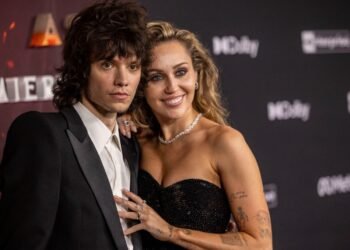 Anillo de diamantes de Miley Cyrus dispara los rumores de compromiso con Maxx Morando