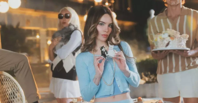 Belinda expone el "mundo fresa": la sátira de la élite en el video de Heterocromía