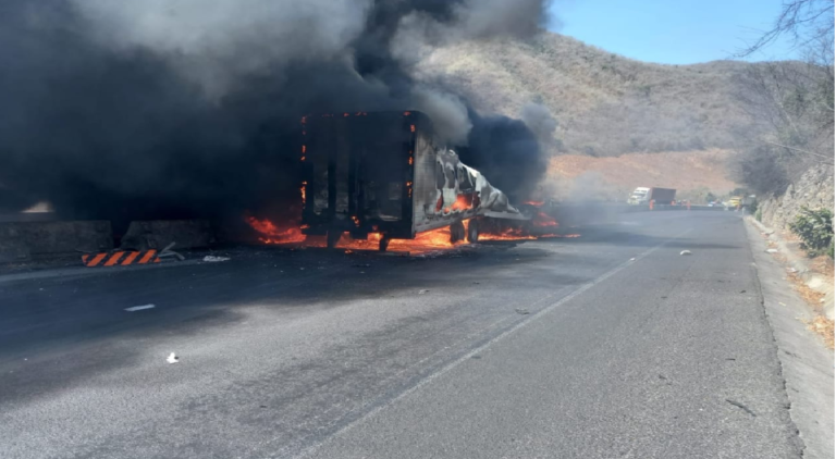 Caos vial en Colima: incendio de tráiler paraliza la autopista a Manzanillo