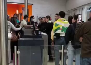 RETRASOS AÉREOS: Video exhibe tensión y reclamos de pasajeros en el Aeropuerto de Cancún (VIDEO)