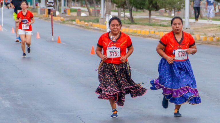 Corredores indígenas dan la pauta en el Medio Maratón “Raíces de Fuego” en la Ciudad de México