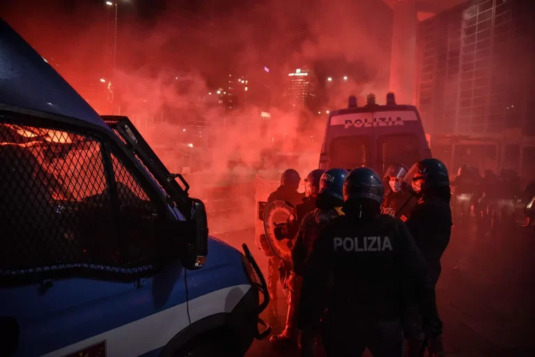 Diez heridos y el vacío de la política: la violencia de ultras expone la crisis de la Polizia di Stato