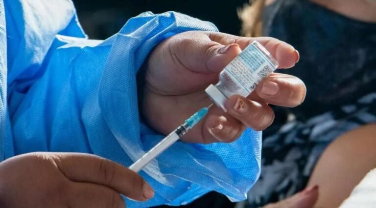 El "recuadro negro" llega a las vacunas covid: la política sanitaria de Robert F. Kennedy Jr.