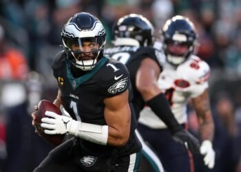 El contrato de Jalen Hurts bajo el microscopio: ¿El peso de $255 millones en la crisis de los Eagles?