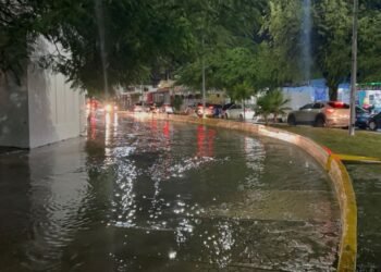 CAOS VIAL: Provocan lluvias severos encharcamientos en Cancún