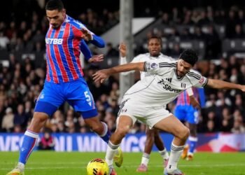 La asistencia de Raúl Jiménez no salva al Fulham de otra caída dramática